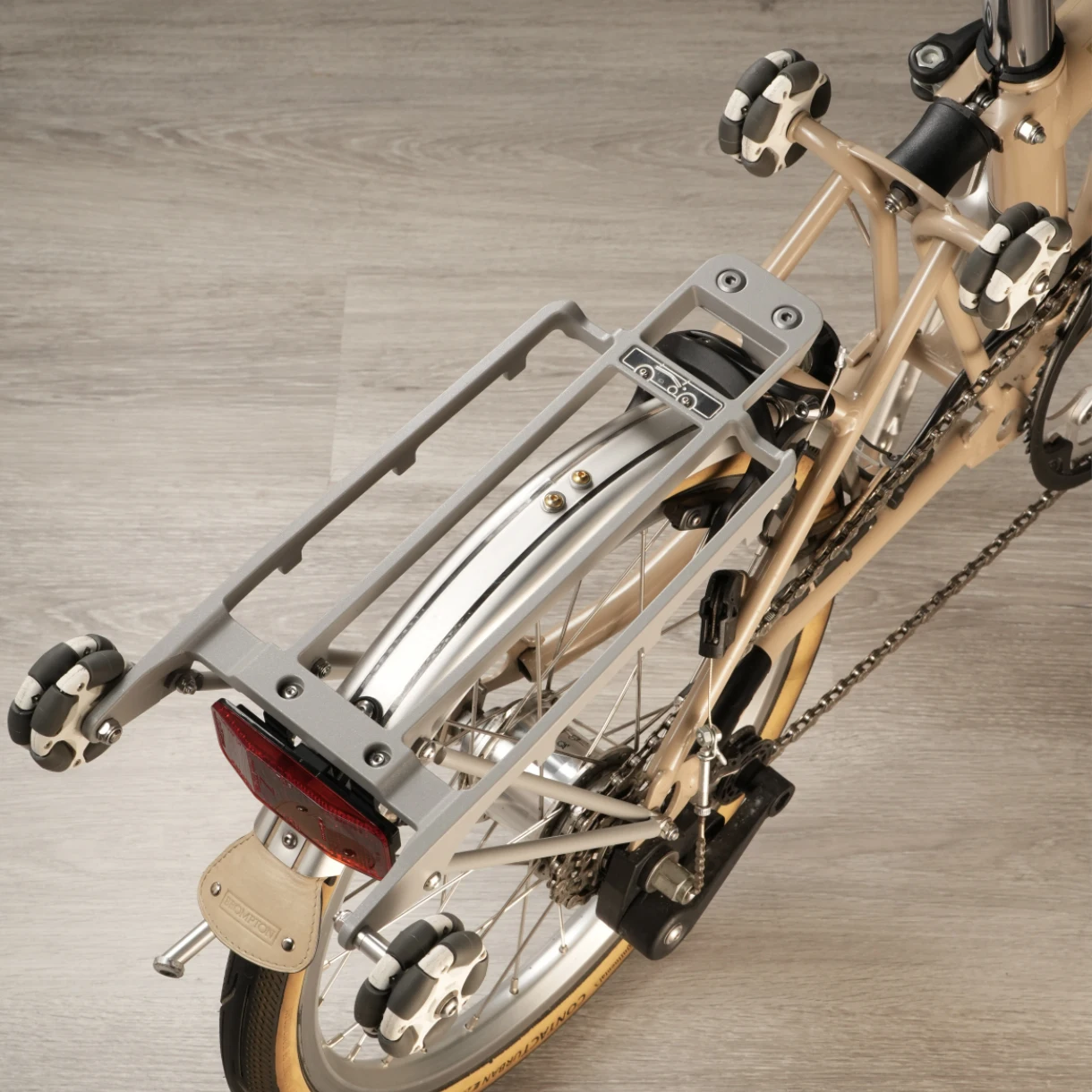 Hochwertiger Rücklichtträger aus Magnesium-Aluminiumlegierung für Brompton A- und C-Linien-Klappräder mit mattierten, glänzenden Oberflächenteilen Image