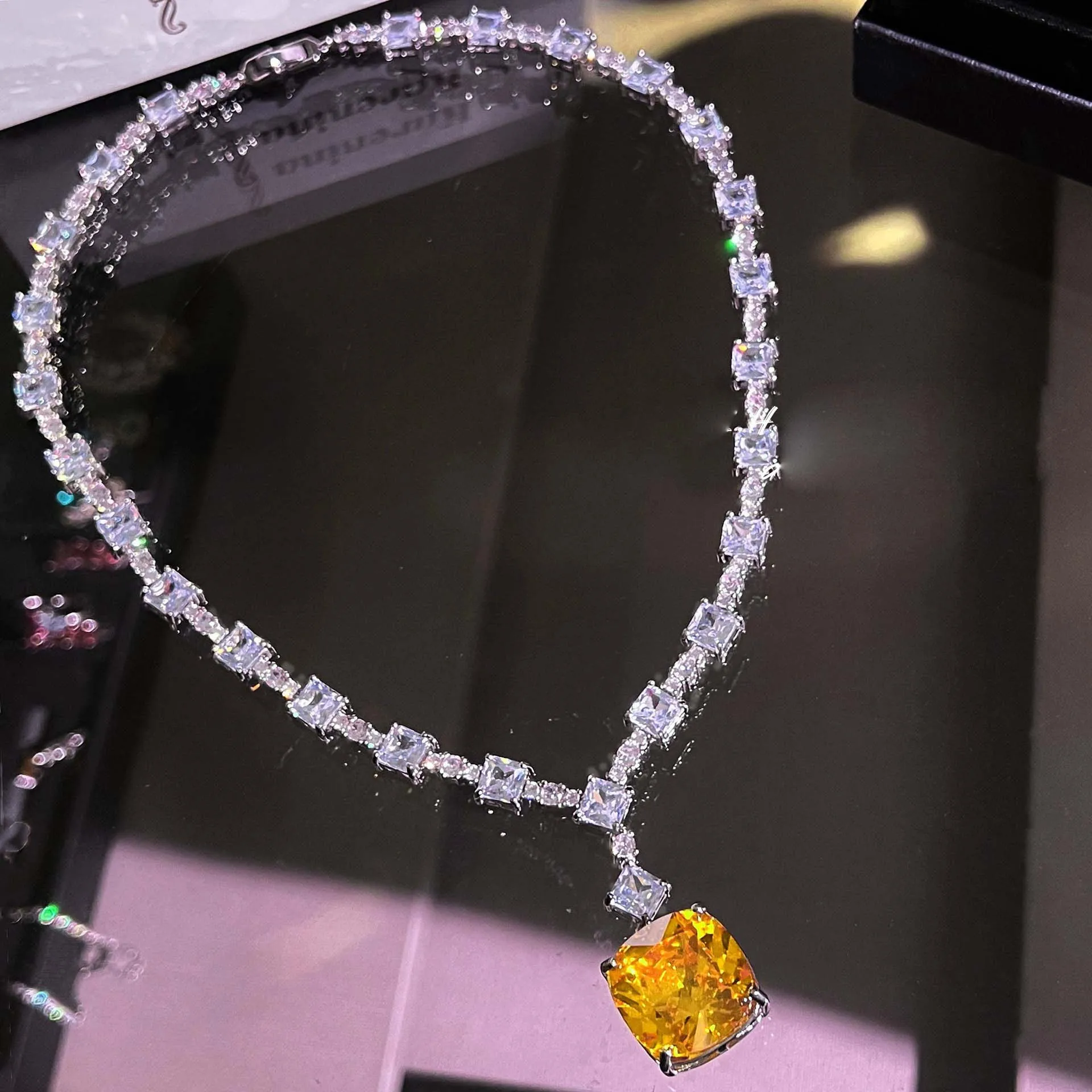 Frauen brillante gelbe Kristall Edelstein Halskette mit 18 Karat Gold Love Drop Zirkon Voll diamant Ohrringe plattiert Image