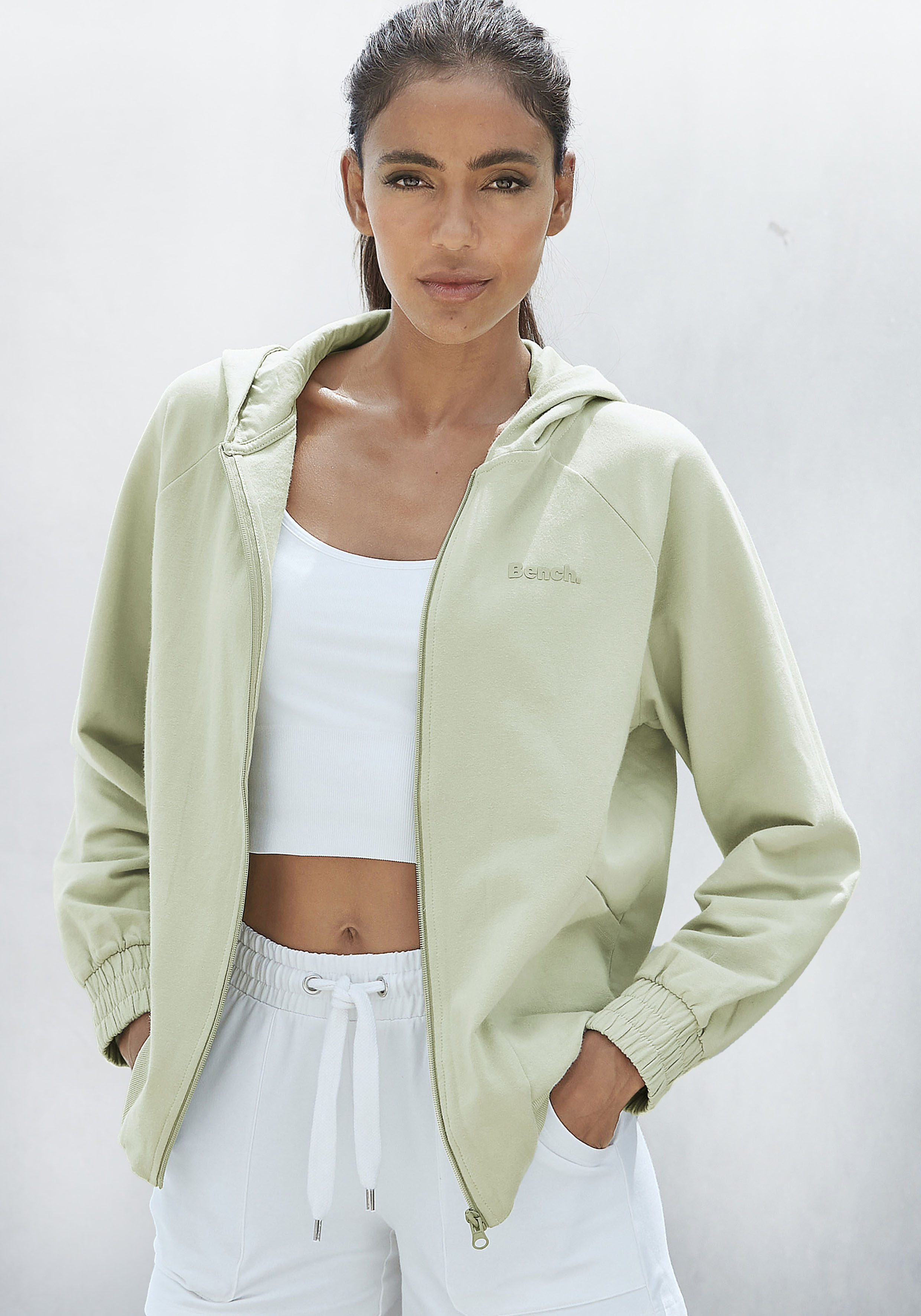 Kapuzensweatjacke BENCH. LOUNGEWEAR, Damen, Gr. 48/50, grün (pistazie), angeraute Sweatware, Obermaterial: 95% Baumwolle, 5% Elasthan. Kapuzenfutter: 100% Baumwolle, unifarben, Basic, Sweatjacken, mit sportlichen Teilungsnähten, Loungeanzug