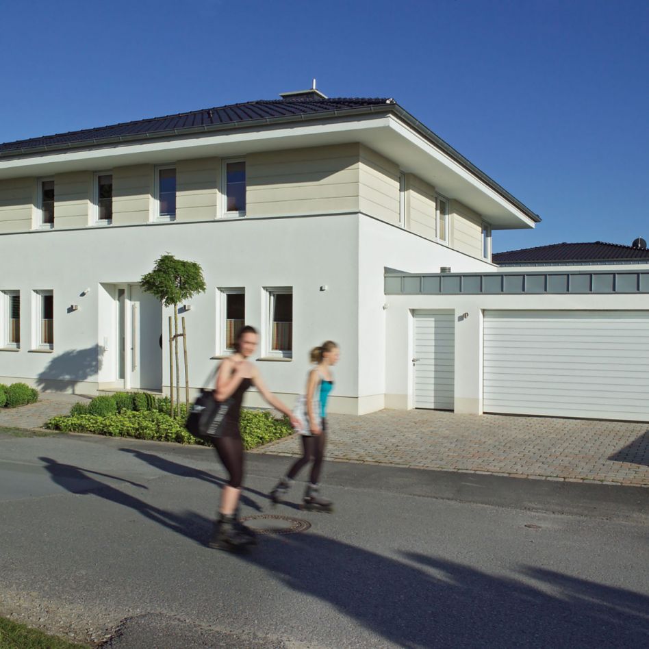 HÖRMANN Sektionaltor LPU42 mit Zarge S-Sicke verkehrsweiß, Zarge mit L-Beschlag, 2250x2000 mm Image