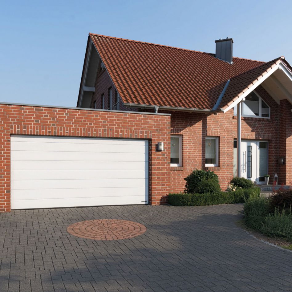 HÖRMANN Sektionaltor LPU42 mit Zarge M-Sicke verkehrsweiß, sandgrain, 2250x2000 mm,Zarge mit Z-Beschlag Image