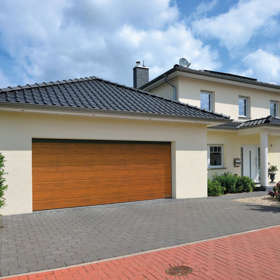 HÖRMANN Sektionaltor LPU42 mit Zarge M-Sicke golden oak, Zarge mit N-Beschlag, 2375x2000 mm Image