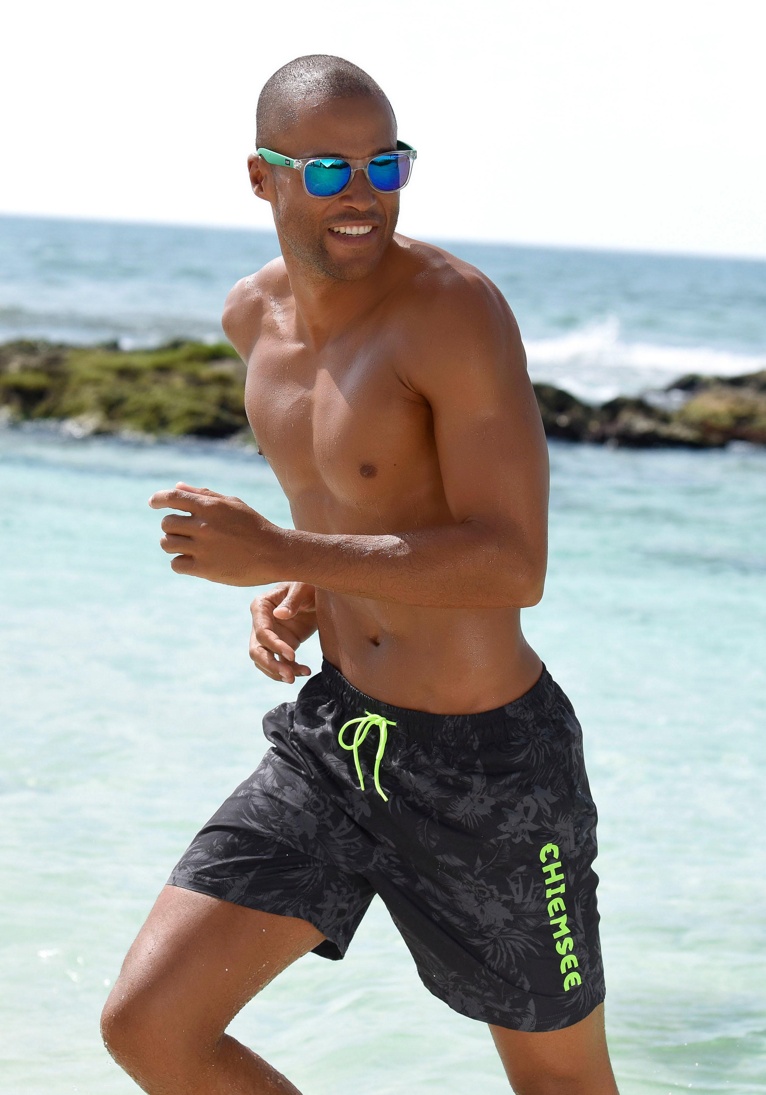 Badeshorts CHIEMSEE "Esra", Herren, Gr. XL (54/56), N-Gr, schwarz (schwarz, bedruckt), Polyester, bedruckt, Badehosen, mit Dschungelprint Image
