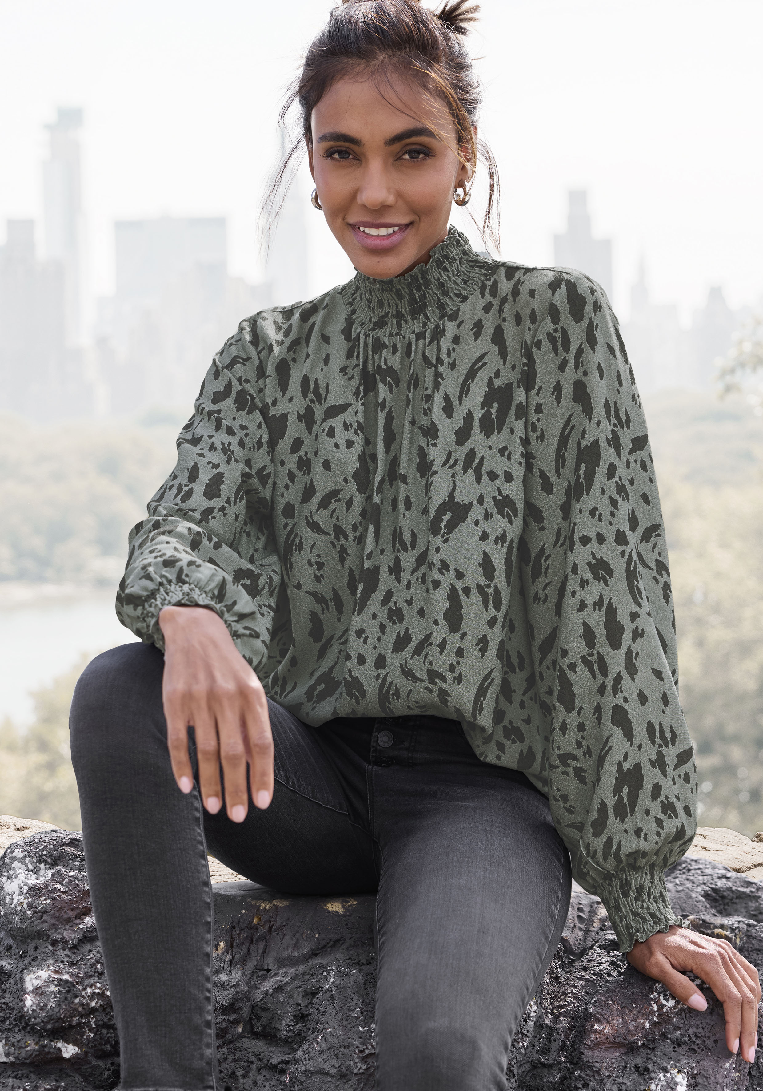 Langarmbluse LASCANA, Damen, Gr. 34, grün (grün, schwarz bedruckt), Web, Obermaterial: 100% Viskose, gemustert, figurumspielend 