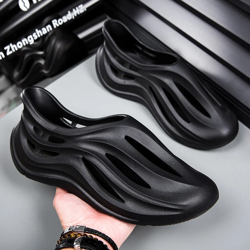 Männer Strand Sandalen EVA Weiche Hohl Herren Garten Schuhe Designer Loch Atmungsaktive Slipper Runner Turnschuhe Sommer Slip auf Wasser Schuhe