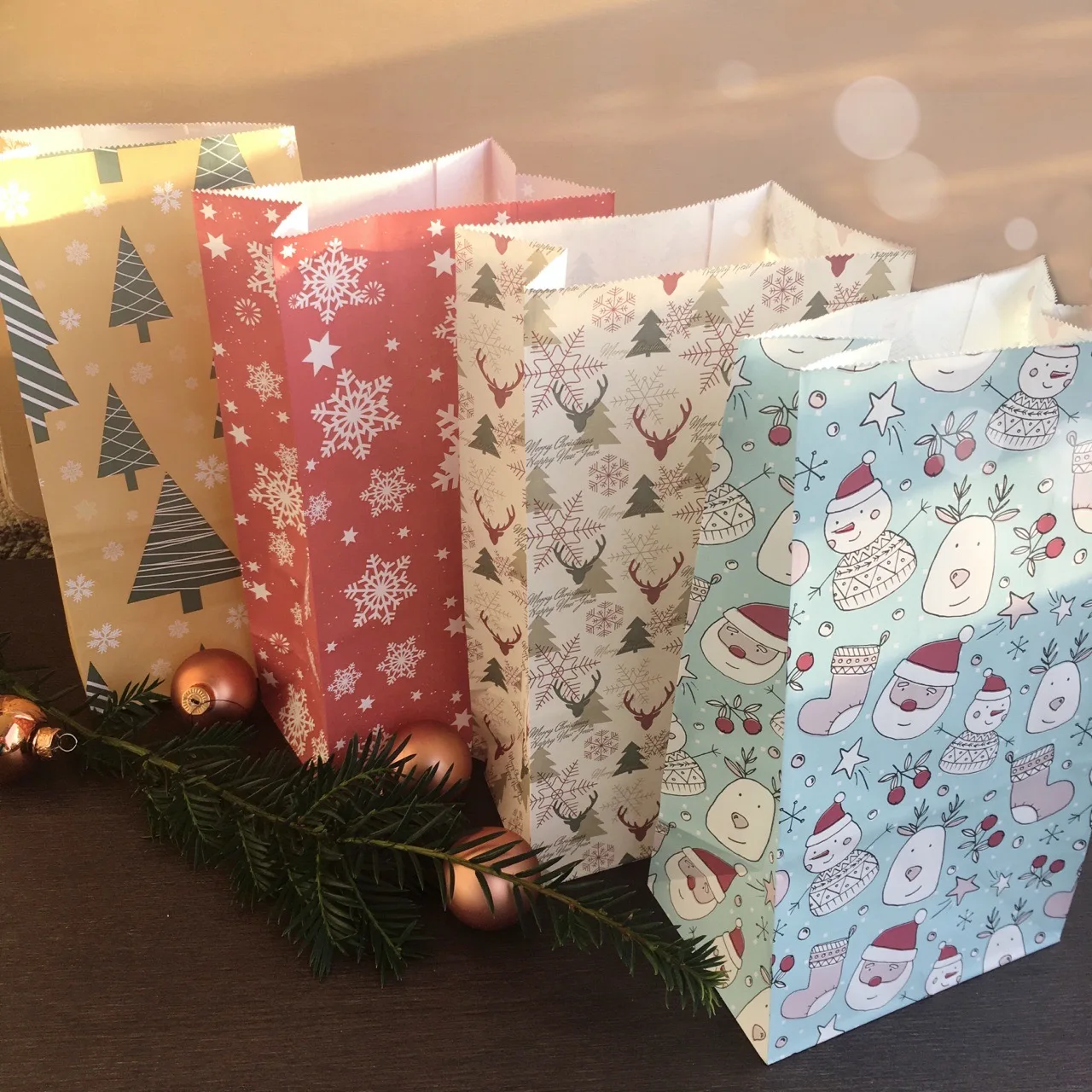 24 stücke Weihnachten Kraft Papier Süßigkeiten Kekse Tasche Santa Claus Schneemann Behandeln Tasche Geschenk Tasche Weihnachten Party Wohnkultur Neue jahr Navidad Image