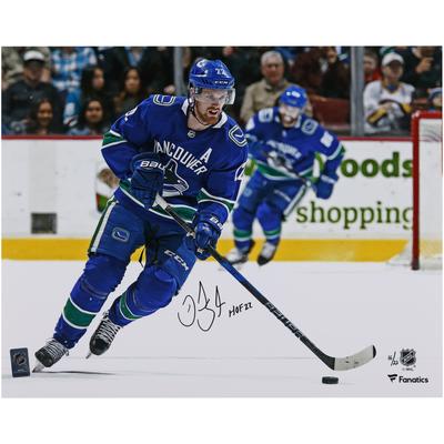 Signiertes Eiskunstlauffoto von Daniel Sedin von den Vancouver Canucks, 16 x 20 Zoll, auf blauem Trikot mit der Aufschrift „HOF 22“ – limitierte Auflage von 22 Stück Image