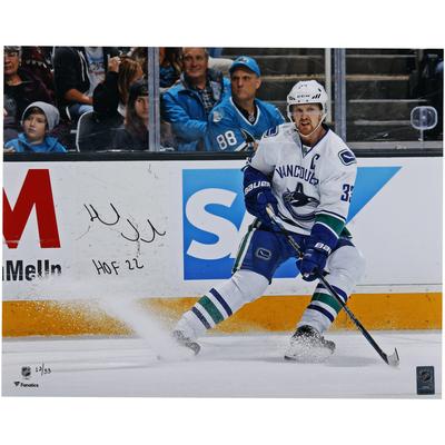 Henrik Sedin Vancouver Canucks signiertes 16" x 20" weißes Trikot-Stoppfoto mit der Aufschrift "HOF 22" - limitierte Auflage von 33 Image