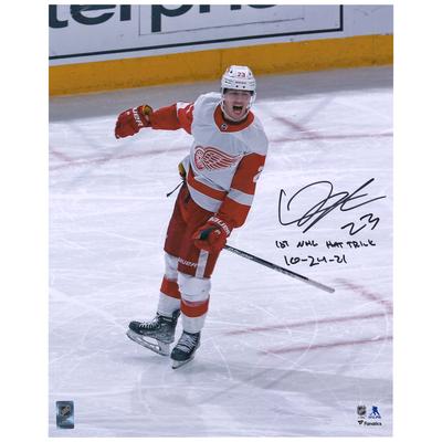 Von Lucas Raymond signiertes 16 x 20 Zoll großes Foto zur Feier des 1. Hattricks der Detroit Red Wings mit der Aufschrift „1st NHL Hat Trick 10-24-21“ Image