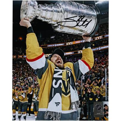 Shea Theodore Vegas Golden Knights signiertes Stanley Cup-Siegerfoto 2023, 20,3 x 25,4 cm, Raising Cup Image