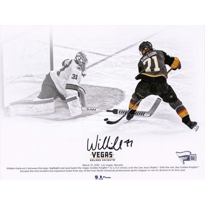 Signiertes Spotlight-Foto „Tor zwischen den Beinen“ von William Karlsson, Vegas Golden Knights, 20,3 x 25,4 cm Image