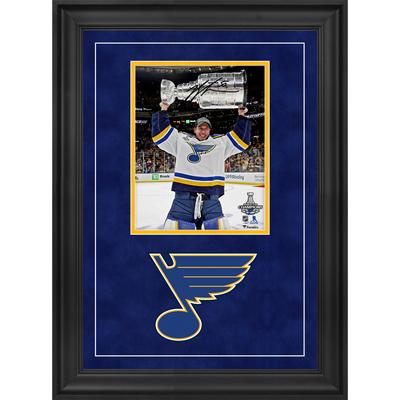 Jordan Binnington, St. Louis Blues, Stanley Cup-Sieger 2019, Deluxe-gerahmtes, signiertes Raising-Cup-Foto, 20,3 x 25,4 cm Image