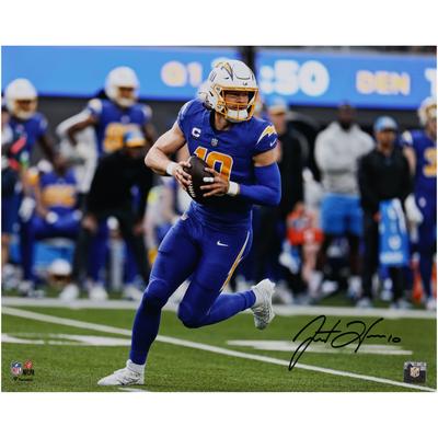 Justin Herbert, Los Angeles Chargers, signiertes 16" x 20" Royal Jersey Scrambling-Foto Image