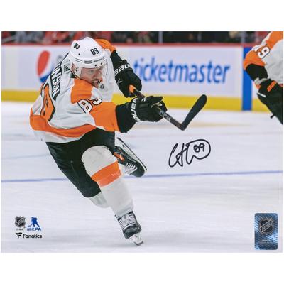 Autogrammfoto von Cam Atkinson von den Philadelphia Flyers (20,3 x 25,4 cm) bei seinem Shooting auf weißem Trikot Image