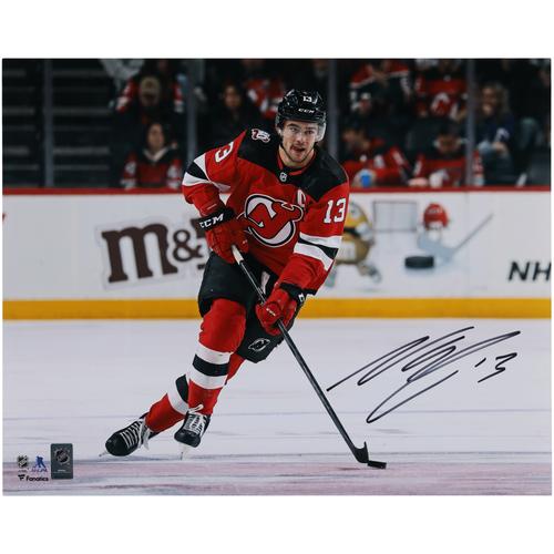 Signiertes Nico Hischier New Jersey Devils-Trikot mit Puck, 40,6 x 50,8 cm, rotes Trikot mit Foto