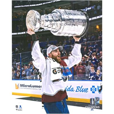 Devon Toews, Colorado Avalanche, signiertes Stanley Cup-Siegerfoto 2022, 16 x 20 Zoll, Raising Cup, mit der Aufschrift „2022 SC Champs“ Image