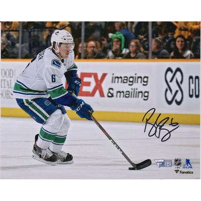 Autogrammfoto von Brock Boeser, Vancouver Canucks, 20,3 x 25,4 cm, weißes Trikot, beim Eiskunstlauf mit Puck Image