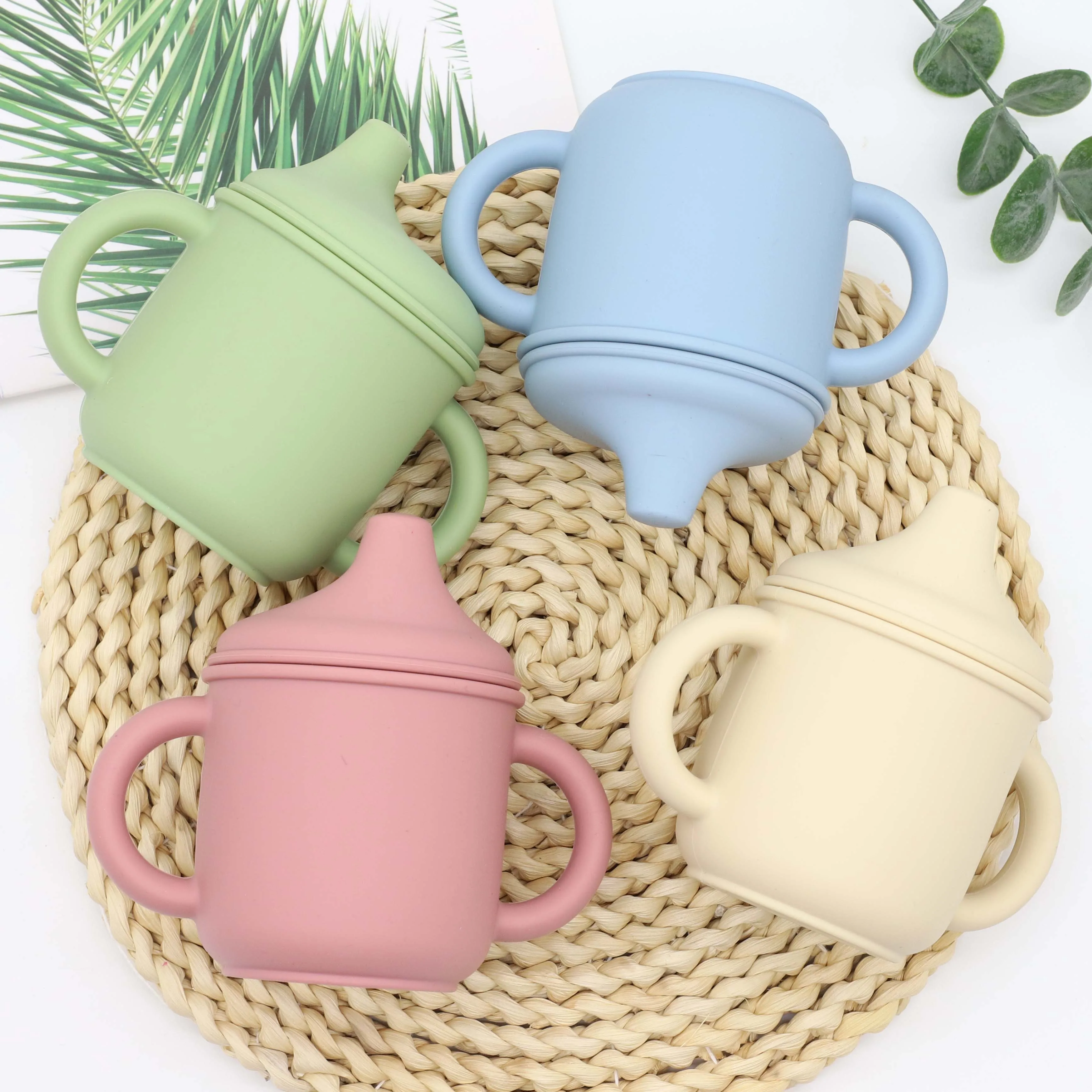 Neuer Silikon-Schnuller becher mit zwei Griffen, Silikon-Baby-Lern becher in Lebensmittel qualität Image