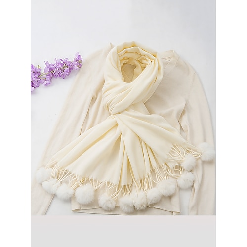 Roter Winterschal für Damen mit Bommelquasten – gemütlicher und stylischer Schal für kaltes Wetter und Urlaubsoutfits Image