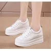 Neue 7cm Echt leder Frauen Freizeit schuhe weiße Plattform Keil versteckte Ferse Schuhe weiße Schuhe klobige Turnschuhe Skateboard