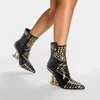 2024 Nieten-Lackleder-Kurzstiefel, 9 cm, seltsame High Heels, roter Stiefel, 36–43, spitzer seitlicher Reißverschluss, modische Bar-Bühnen-Damenschuhe