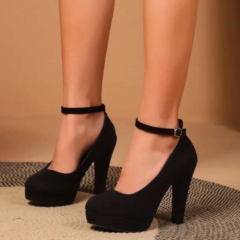 Große Größe 42, sexy Super-High-Heels-Schuhe für Damen, Knöchelschnalle, klobige Plateau-Pumps, Damen-Party-Schuhe mit schwarzem Flock und quadratischem Absatz