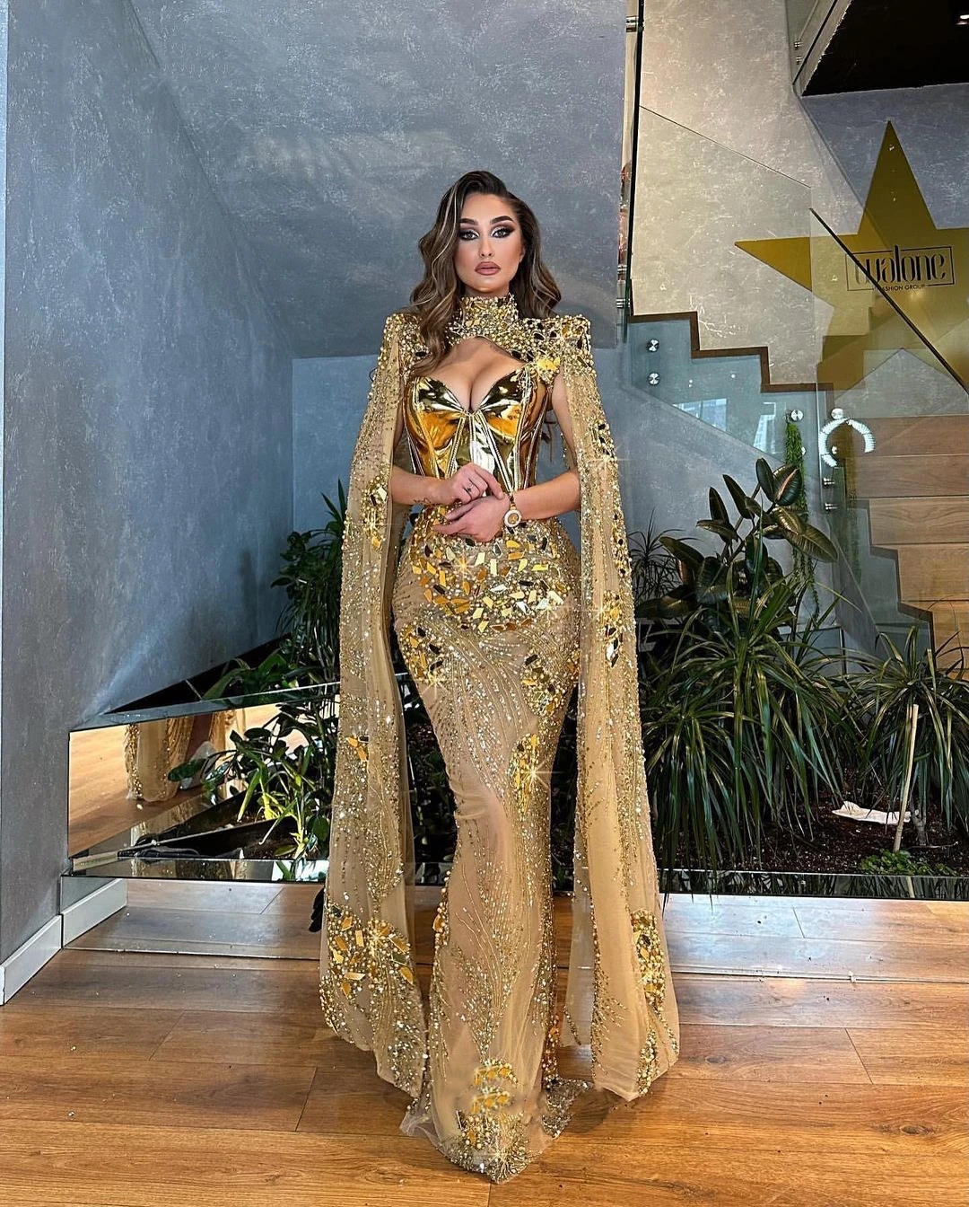 Einzigartige goldene Meerjungfrau Ballkleider Umhang Ärmel glänzende Pailletten Perlen Illusion Abendkleider maßge schneiderte Robe de Soirée