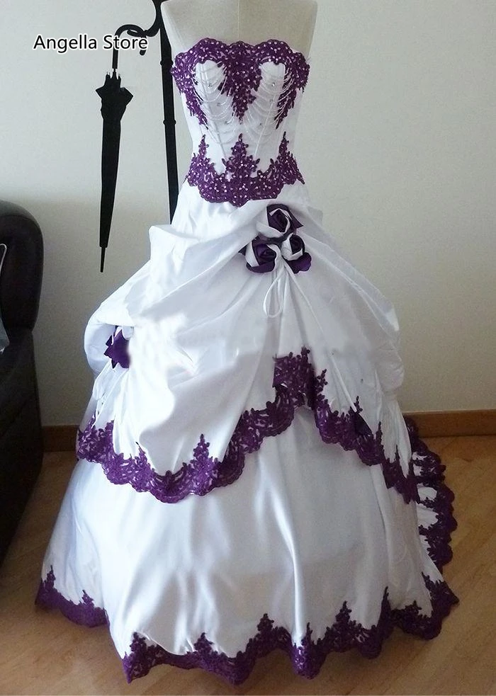 Vintage weiße und lila Ballkleid-Hochzeitskleider, trägerloses Korsett, gerüschte Gothic-Brautkleider mit Blumen und Perlen, individuell gestaltet