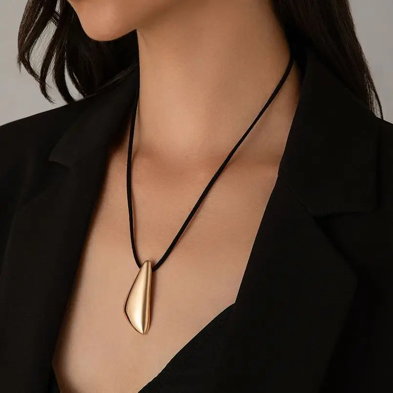 Lacteo retro schwarz verstellbare Leder wachs kette Halskette für Frauen Persönlichkeit unregelmäßige Wasser tropfen Anhänger Halsreif Schmuck Geschenk Image