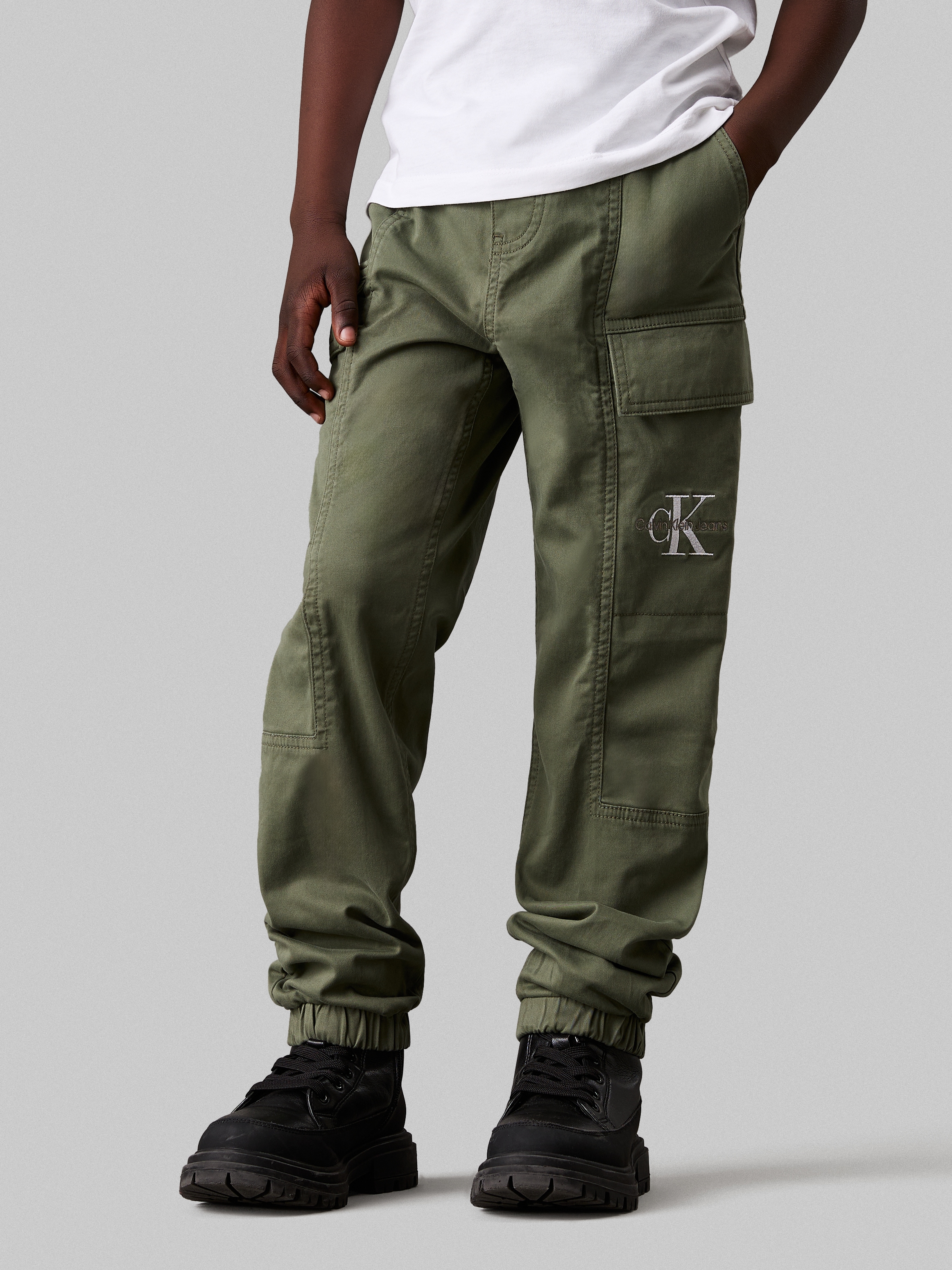 Sweathose CALVIN KLEIN JEANS "ESSENTIAL WOVEN CARGO PANTS", Jungen, Gr. 16 (176), N-Gr, grün (dusty olive), Web, Obermaterial: 98% Baumwolle, 2% Elasthan, unifarben, Casual, regular fit normal, Hosen, für Kinder bis 16 Jahre mit Logo-Print Image