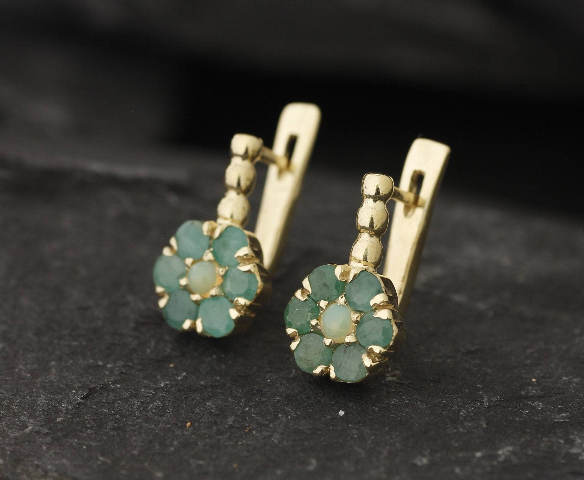 Gold Smaragd Ohrringe, natürlicher Smaragd, Mai Birthstone, Gold Blumen Ohrringe, Vintage Ohrringe, grüne Blumen Ohrringe, massive Silber Ohrringe