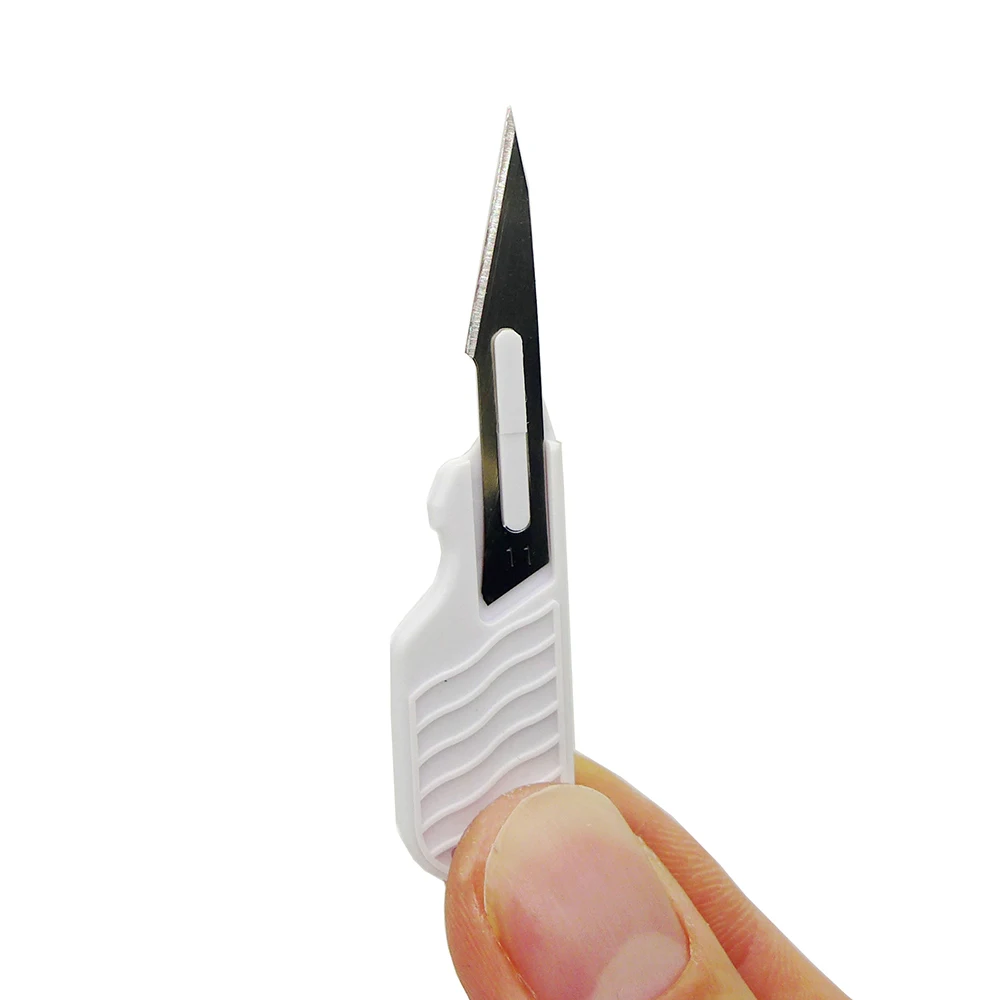 Chirurgisches Messer mit kurzem Griff, 11-spitziges Kunststoffmesser, tragbares Mini-Schneidmesser zum Schnitzen und Öffnen von Express-Boxen oder Geschenken Image