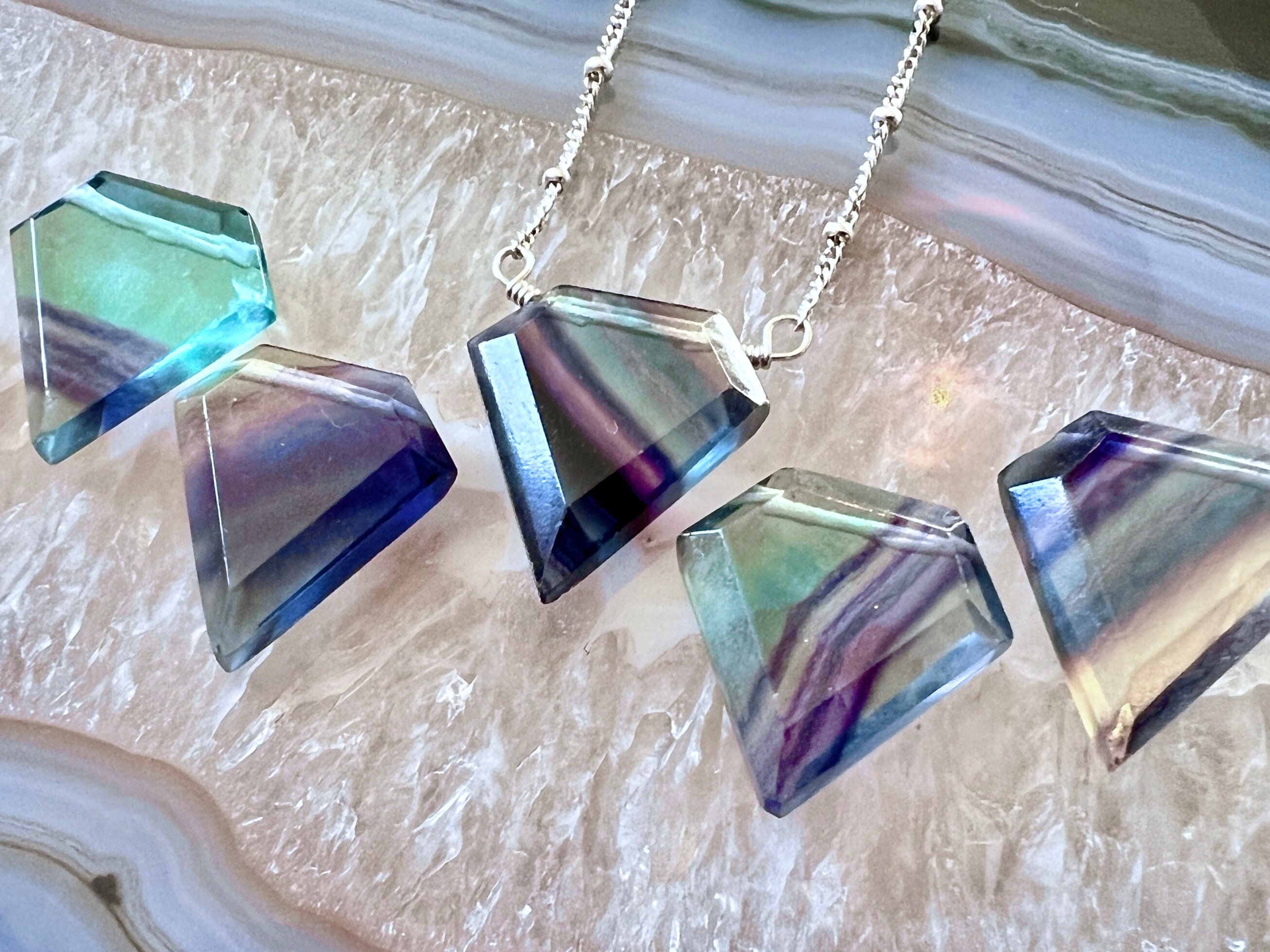 Collana a righe con fluorite da donna, pendolo con fluorite arcobaleno, collana con scudo di cristallo, collana con fluorite grezza, ciondolo con fluo