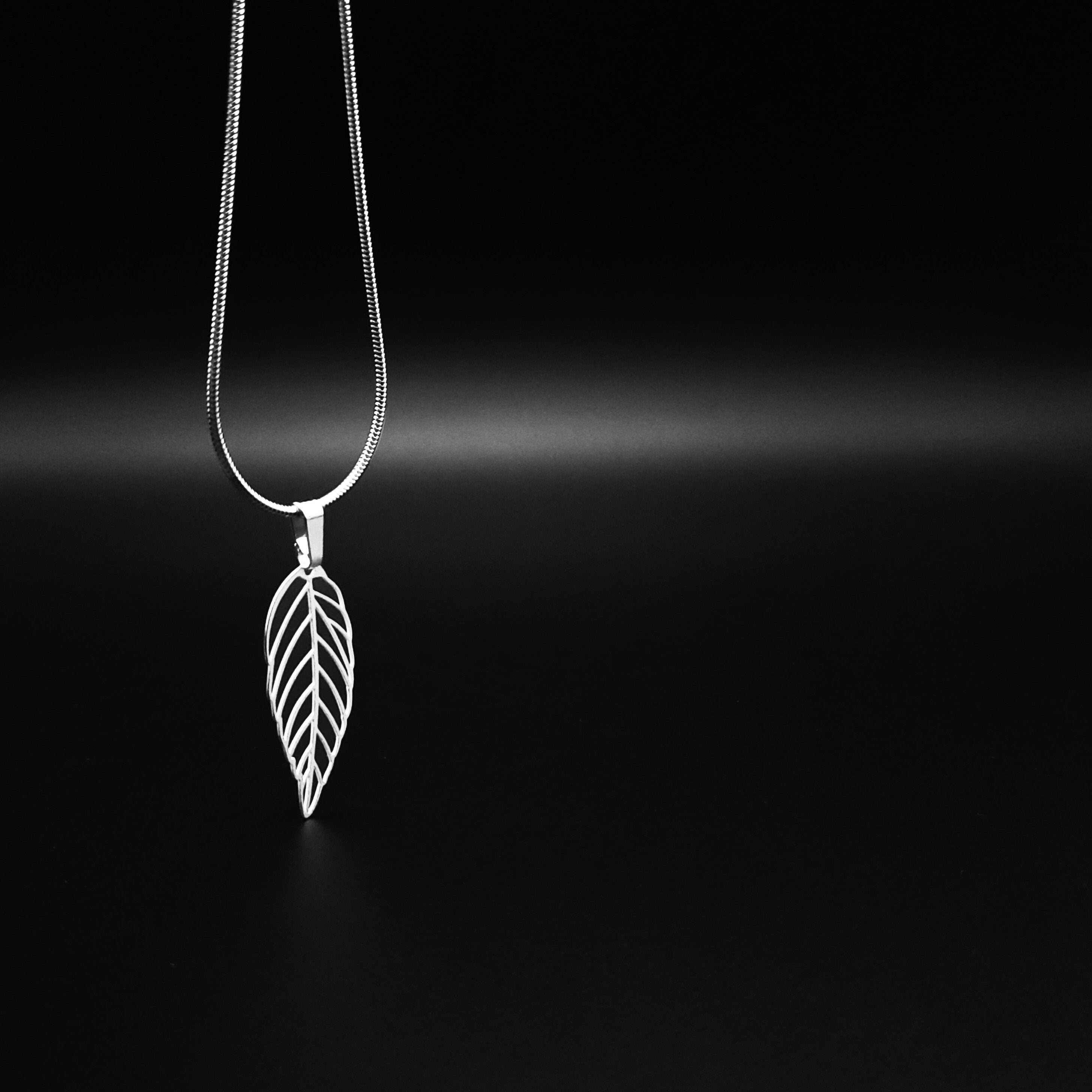 Collana con ciondolo in argento da uomo a forma di foglia, Collana con catena da uomo, Ciondolo con catena, Gioielli fatti a mano da uomo, Regali unic