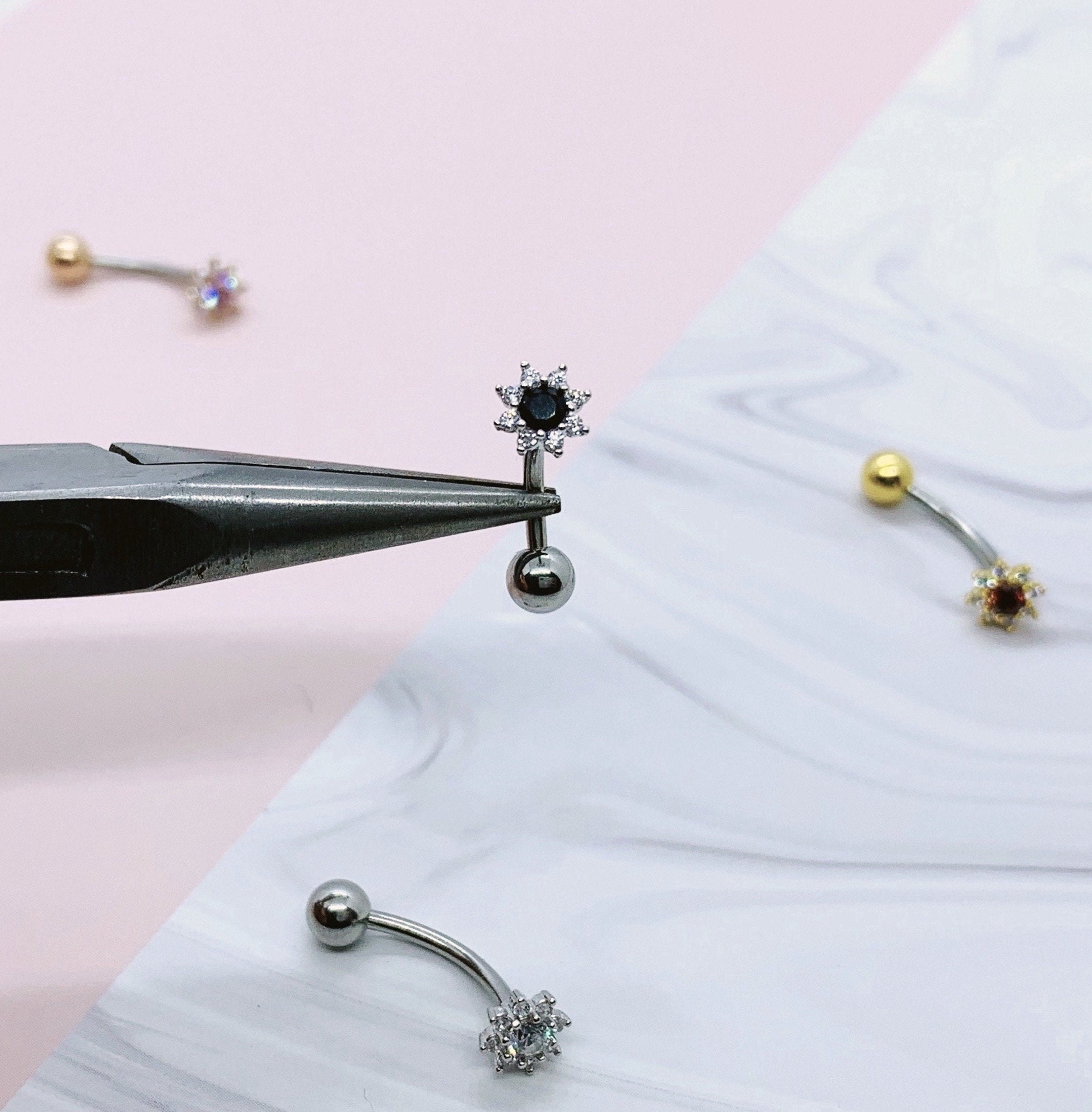 Piercing all'ombelico a forma di girasole * Piercing all'ombelico galleggiante * Piercing all'ombelico delicato * Piercing all'ombelico in oro * Picco
