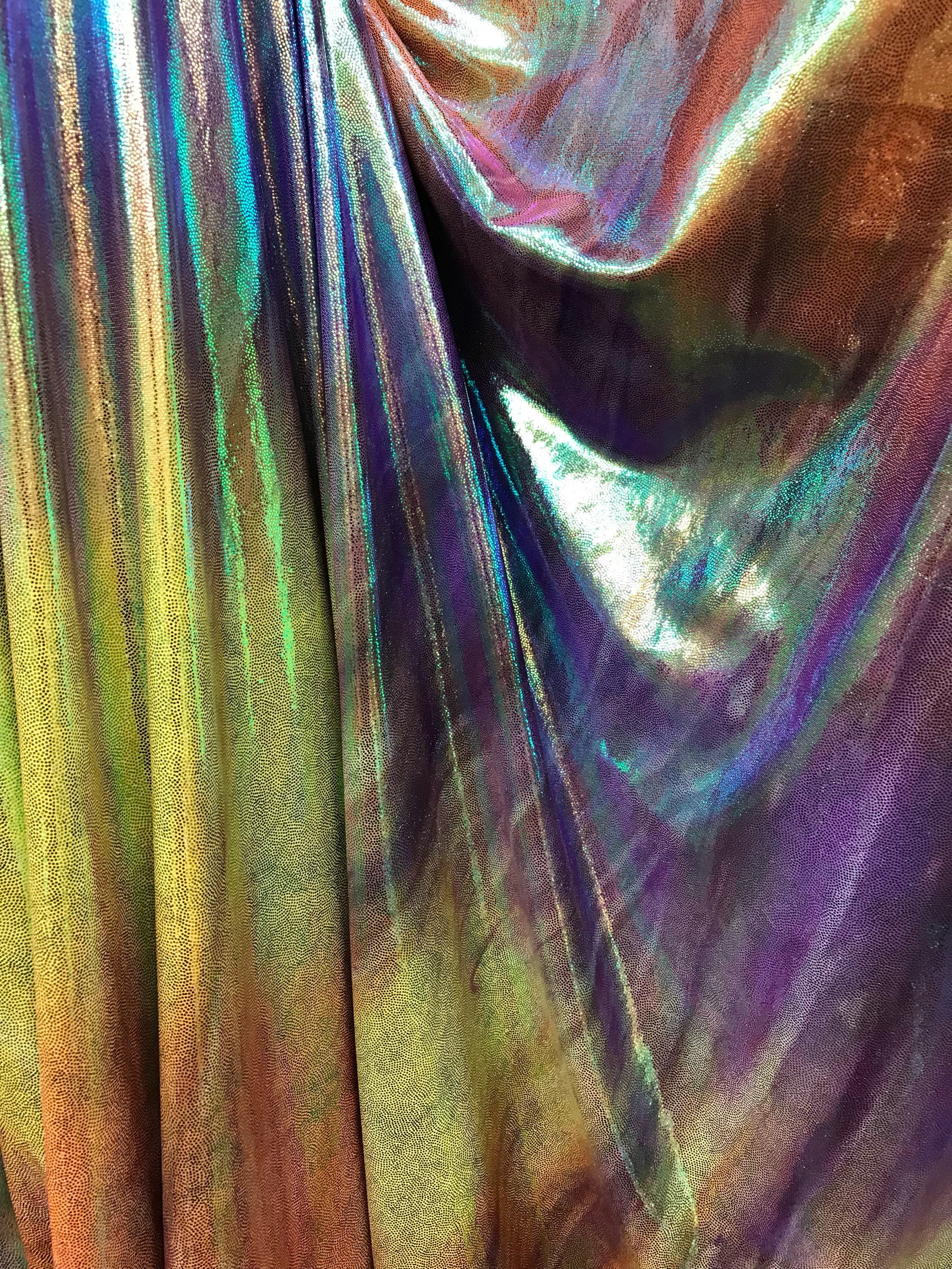 NUOVO tessuto in spandex iridescente tie-dye rosa viola arancione verde e giallo con lamina verde metallizzata - venduto tagliato su misura (5 toni di