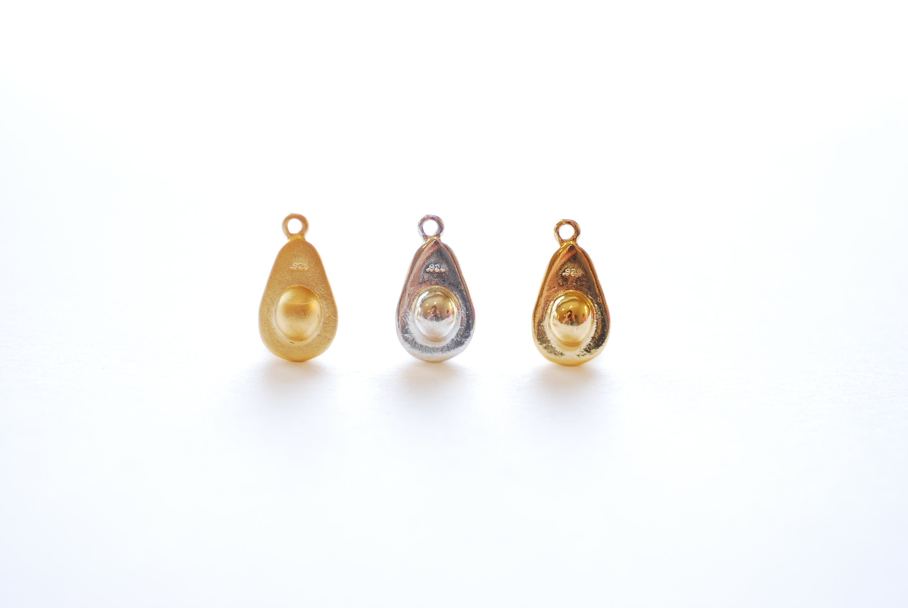 Fascino di frutta avocado- 18k oro placcato oltre 925 Sterling Silver, Half Avocado Charm Ciondolo, Avocado Pit, Fruit Vegetable Charm, Foodie, 496