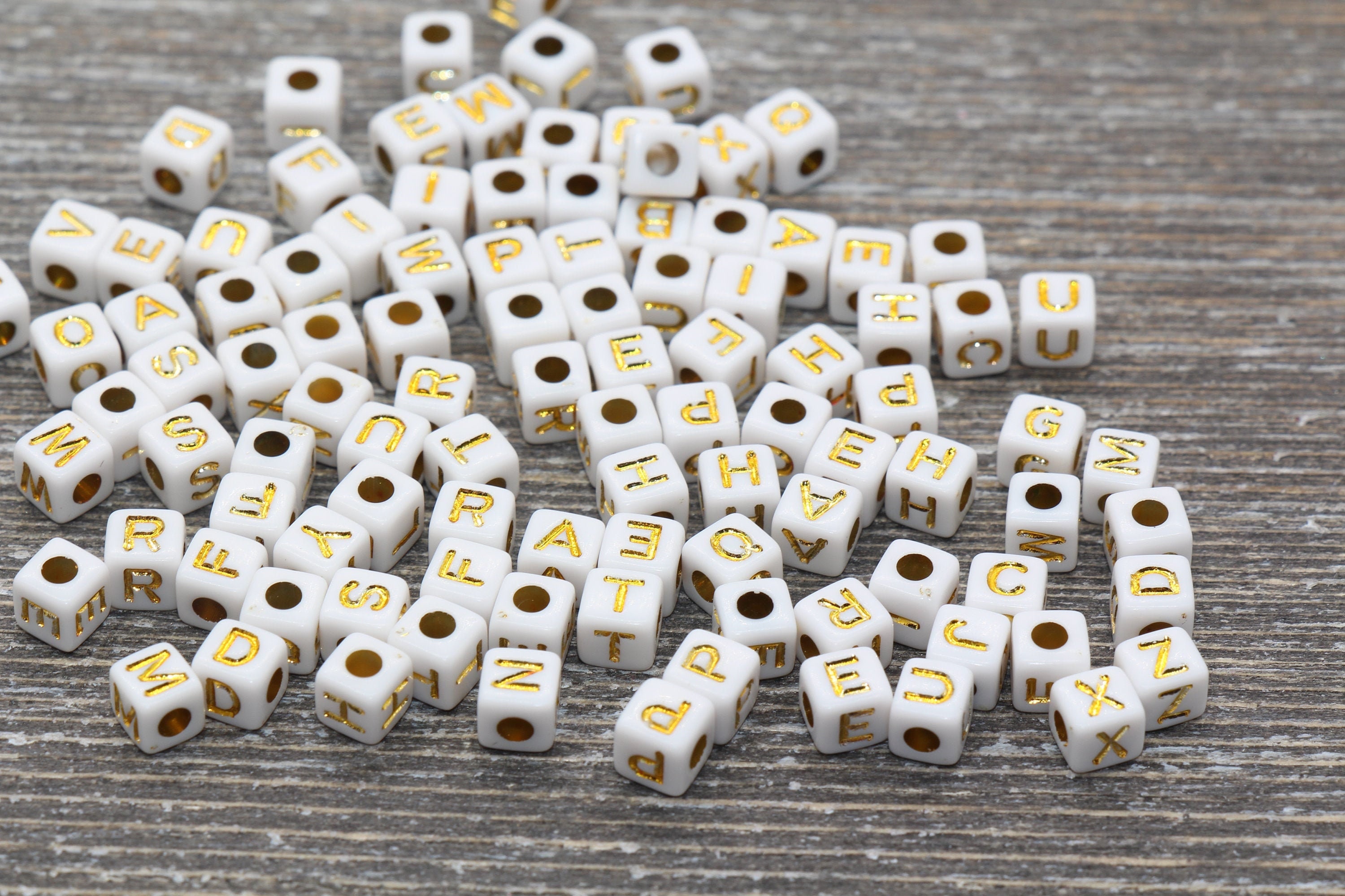 Perline con lettere dell'alfabeto a cubo bianche e oro, perline con lettere in acrilico dorato, perline con lettere in plastica, perline con iniziali