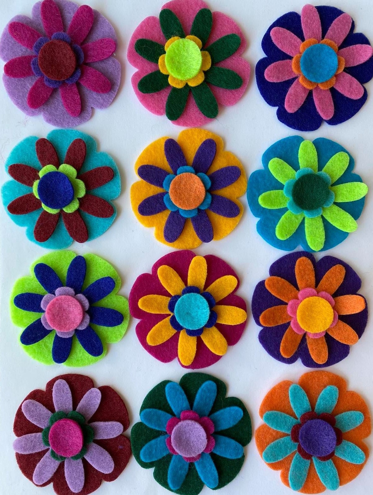 192 pezzi di fiori in feltro fustellati, colori gioiello, fiori a 4 strati, 12 colori, 4 pezzi per fiore, 4 fiori per colore, ritorno a scuola in clas