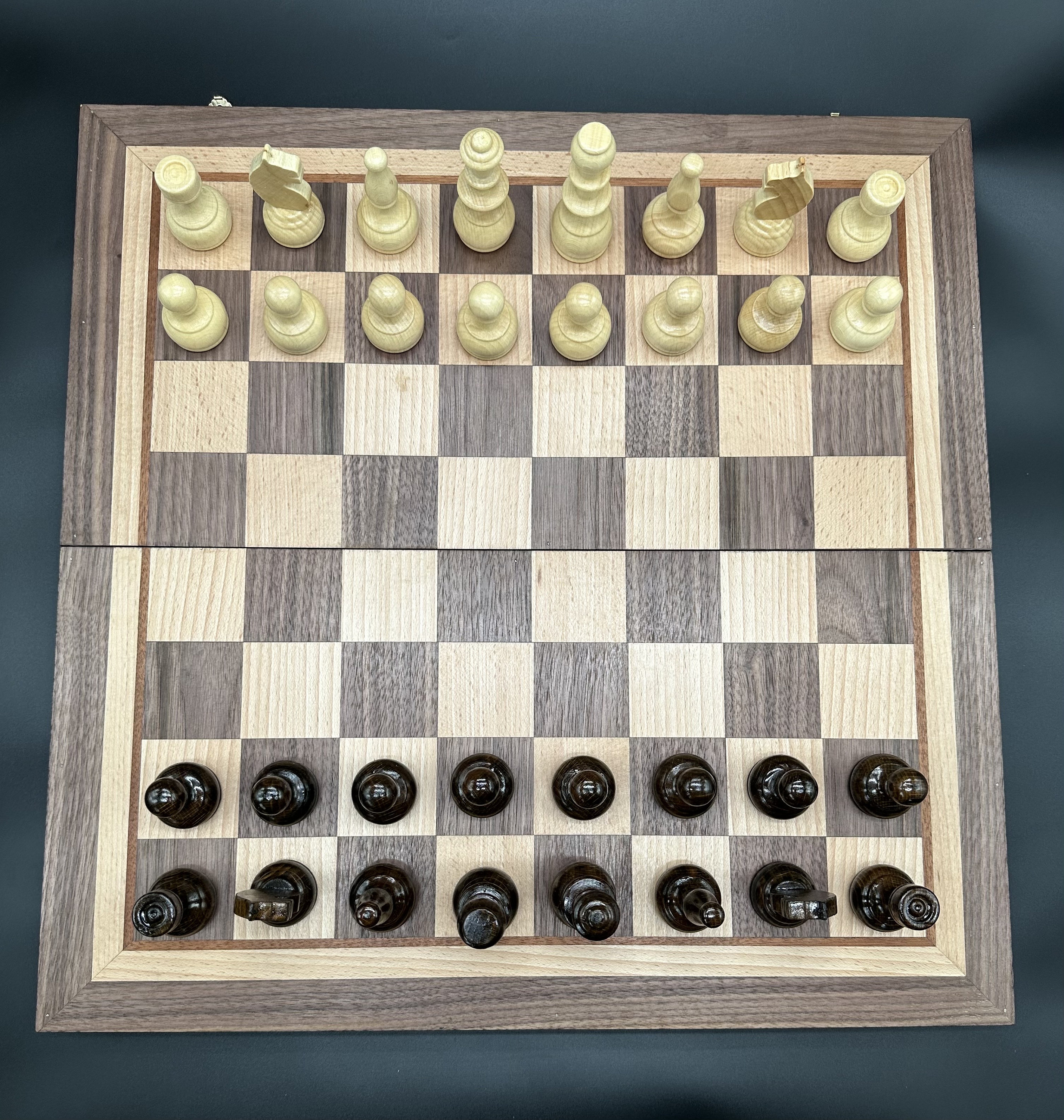 Set di scacchi e backgammon in legno di faggio e noce fatti a mano. Scacchiera e backgammon in legno 48 cm x 48 cm