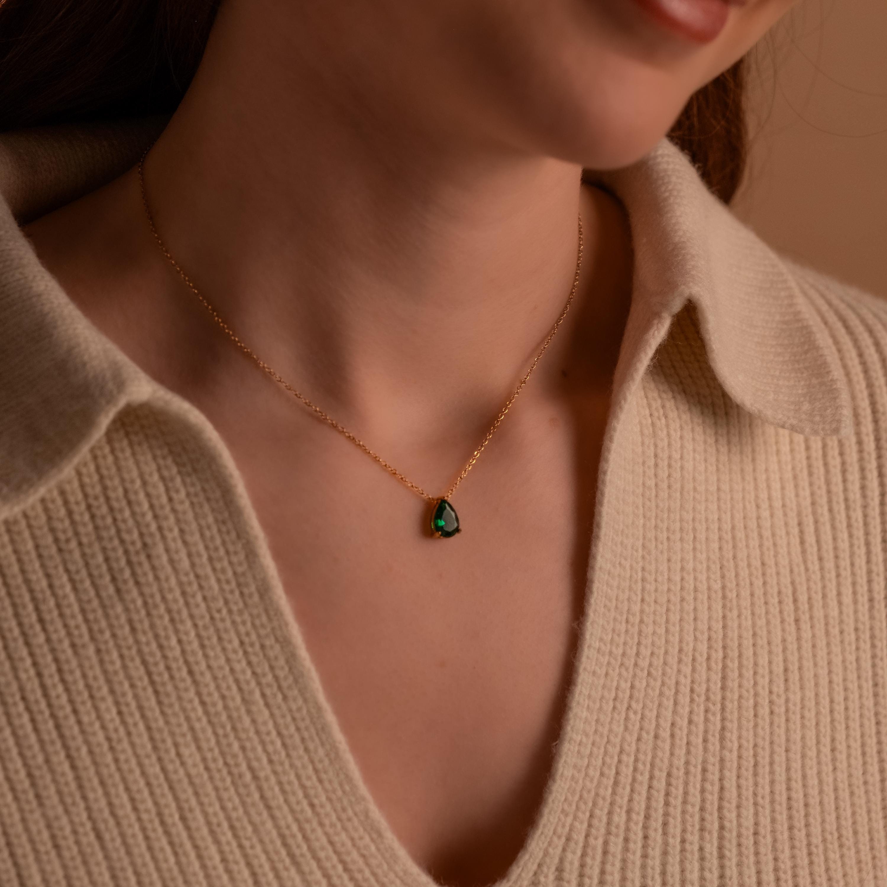 Collana verde smeraldo, collana di smeraldi, ciondolo con pietra portafortuna di maggio, collana di smeraldi a goccia, collana di diamanti verdi, cion
