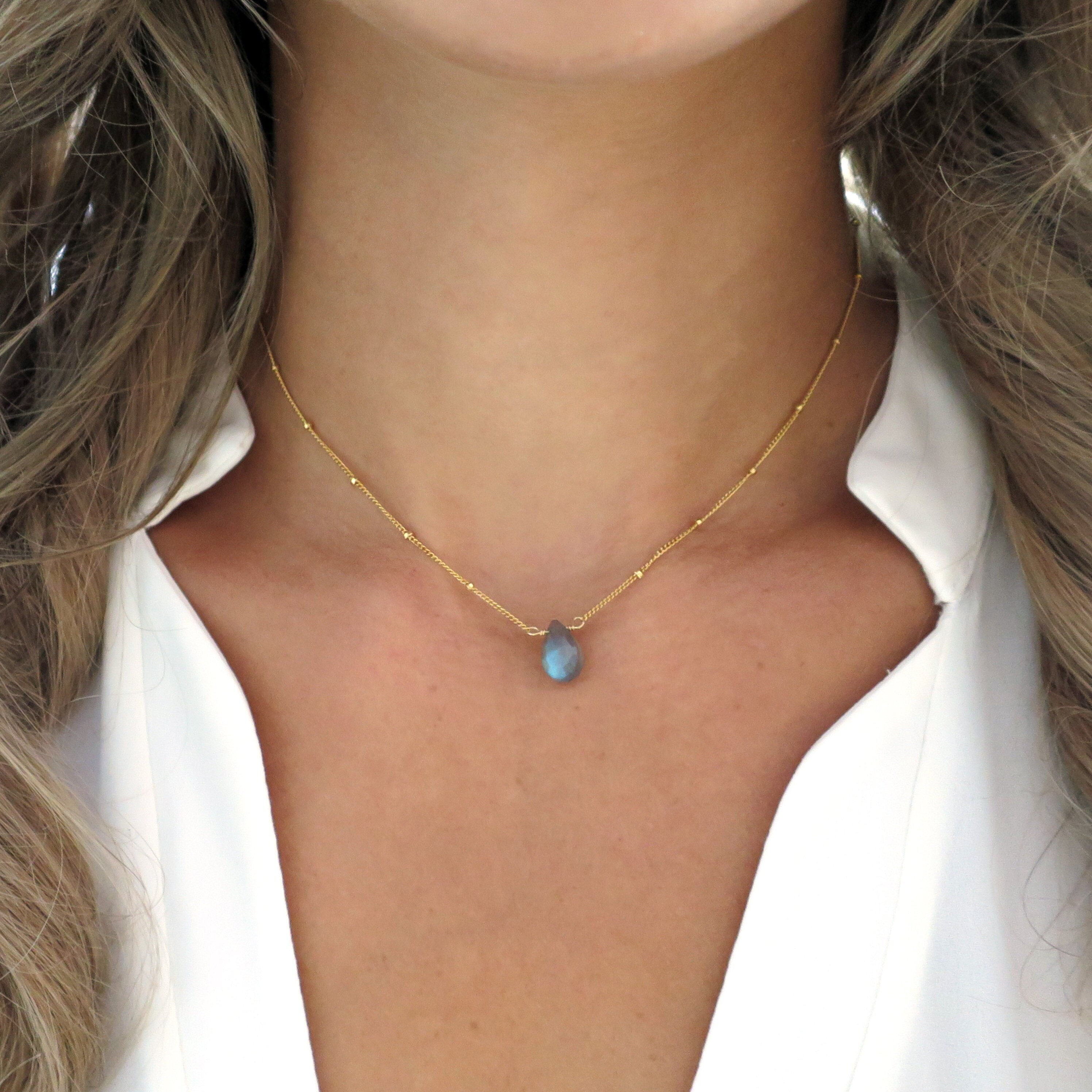 Delicata collana in labradorite, goccia in labradorite dorata, piccolo ciondolo in labradorite, ciondolo in labradorite, minuscola labradorite, gioiel
