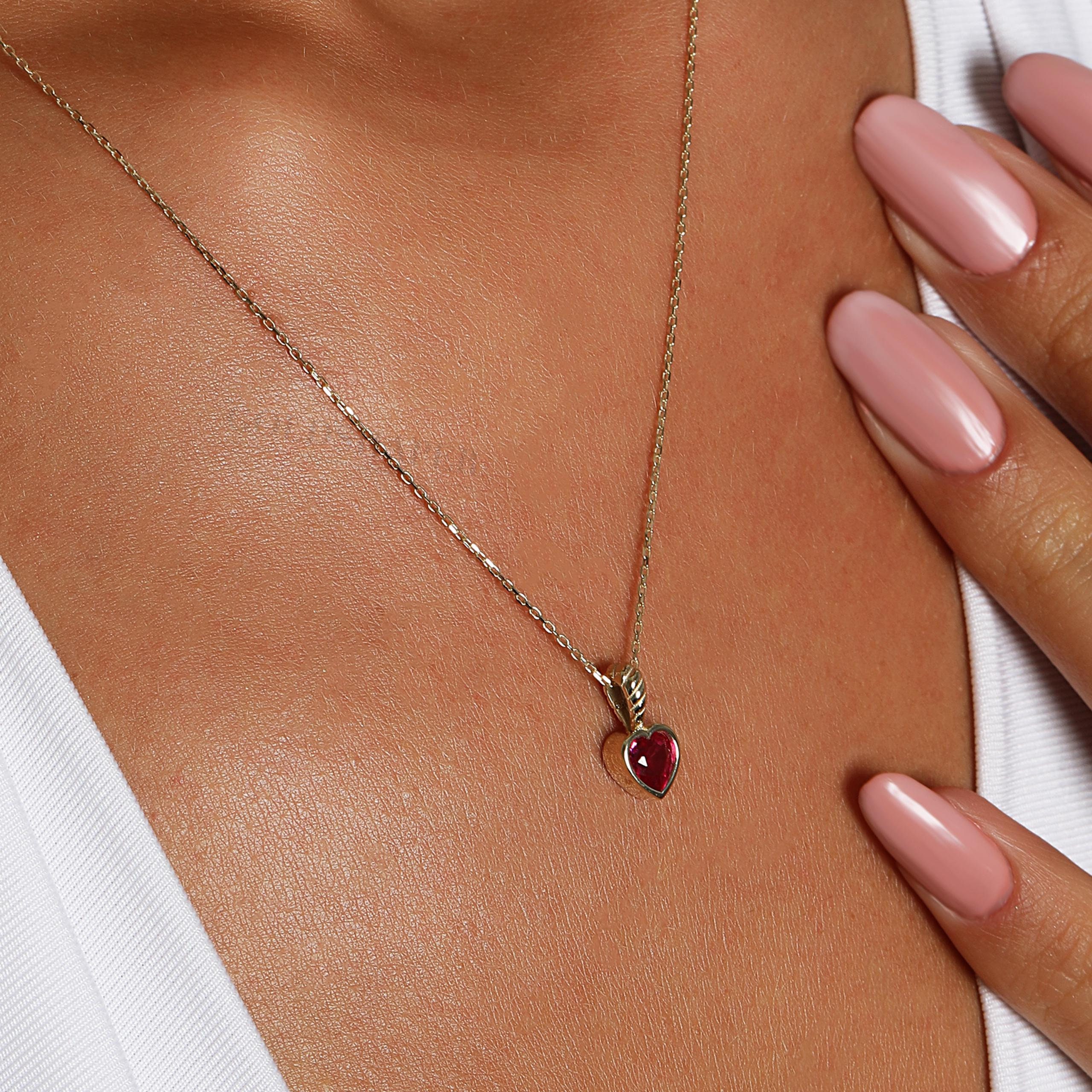 Collana con cuore di rubini, collana con cuore in oro 14 carati, collana con rubini, collana con cuore, collana con ciondolo a cuore, collana con rubi