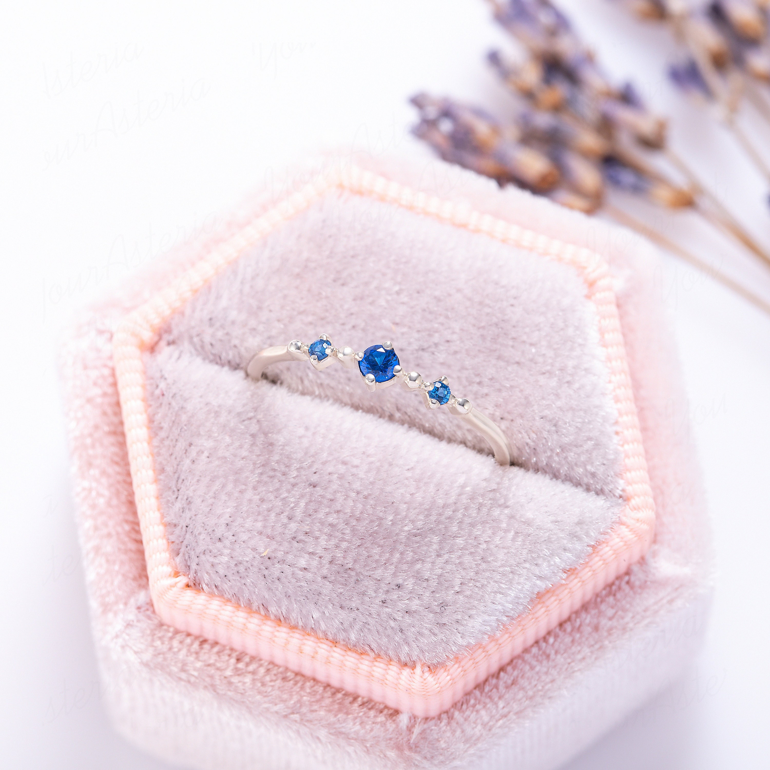 Anello con zaffiro, Anello di fidanzamento con zaffiro, Anello con zaffiro blu, Anello con zaffiro delicato, Anello con zaffiro impilato, Piccolo anel
