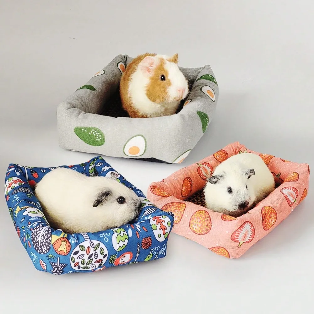 Bedrucken Sie Schlafbetthaus, rechteckige Matte mit Rattanmatte für Haustiere, kleine Tiere, Hunde, Katzen, Kaninchen, Eichhörnchen, Meerschweinchen, Hamster, alle Jahreszeiten Image
