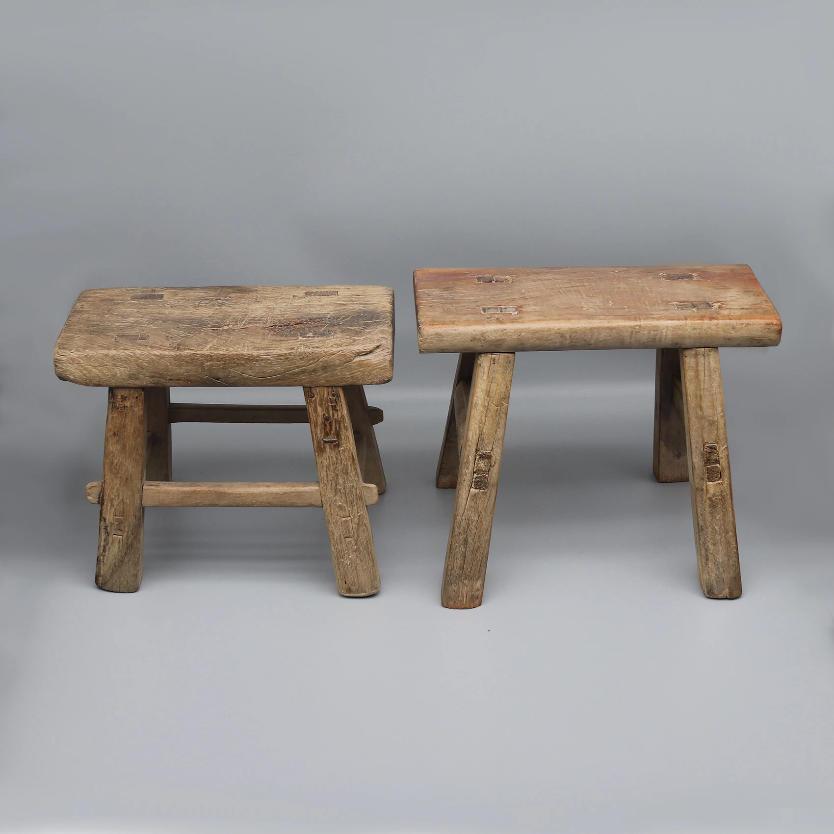 Alter stabiler Küchenhocker, Mini-Bank, kleiner Beistelltisch