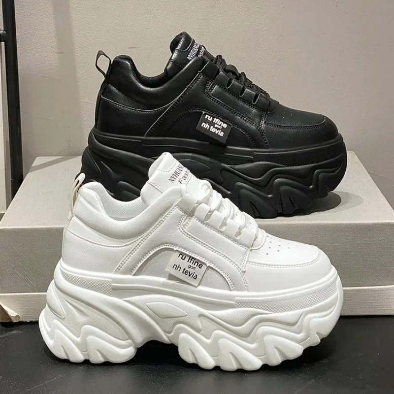 Scarpe da donna Trend Sneakers robuste bianche nere Autunno Inverno Scarpe da papà con fondo spesso Sneakers con plateau in pelle PU di alta qualità Novità