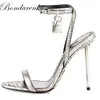 Vorhängeschloss Metallic Leder Stiletto Sandalen Frauen Gold Splitter Spitze Zehen Pumpe Luxus Design Dünne Metall Ferse Große Größe Kleid schuhe