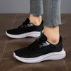 42 große fliegende gewebte leichte Laufschuhe Studentinnen Low-Top-Schnürung rutsch feste stoß dämpfende Sportschuhe