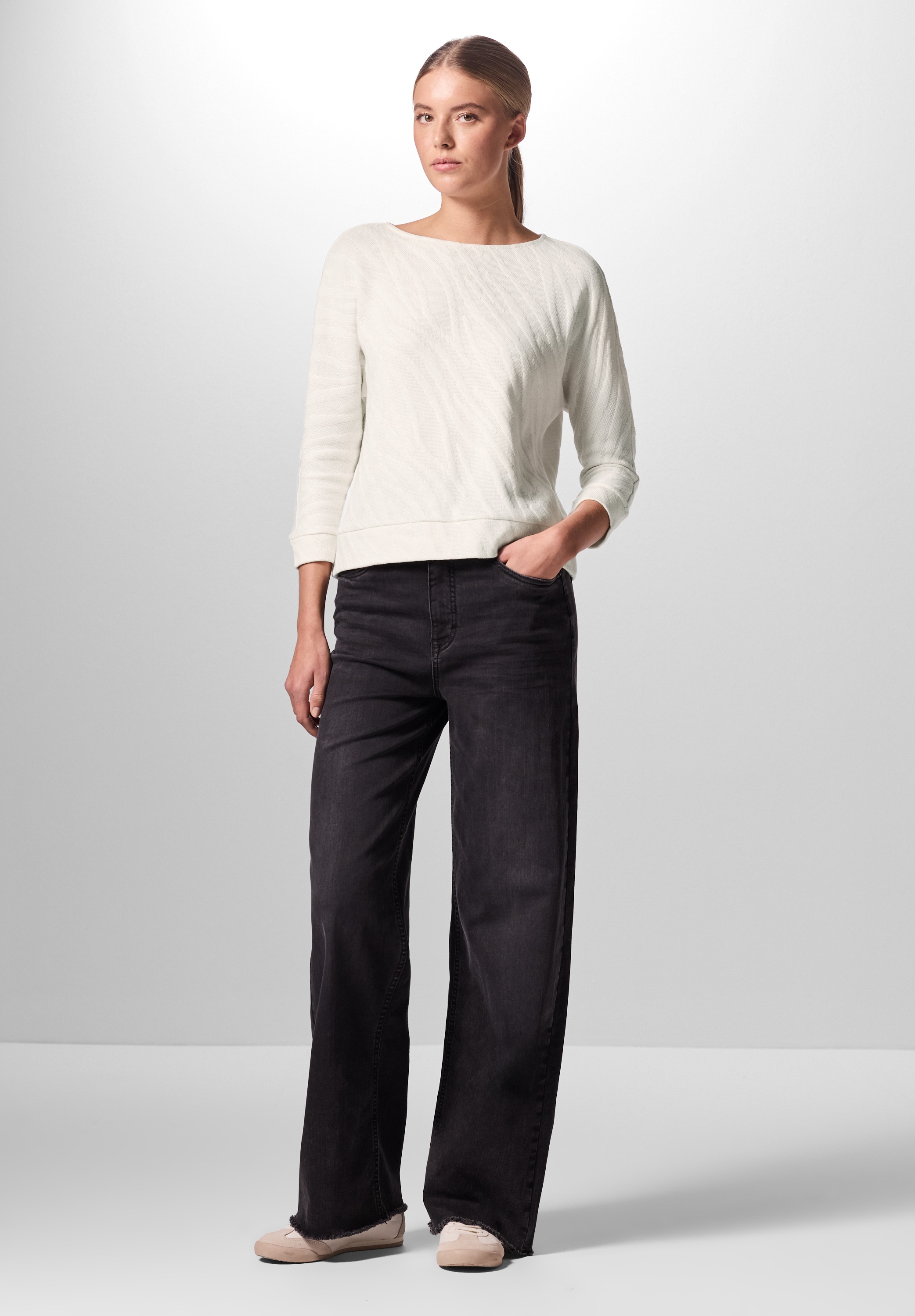 T-Shirt STREET ONE STUDIO, Damen, Gr. 44, beige (soft beige), Stoff, 67% Polyester, 31% Viskose, 2% Elasthan, Strukturmuster, normal normal, U-Boot-Ausschnitt, Bündchen, Shirts T-Shirt, aus elastischem Materialmix